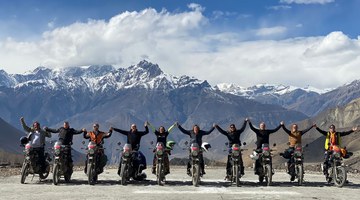 Rangée de motos devant les montagnes