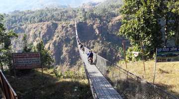 Moto au milieu d'une passerelle dans la vallée