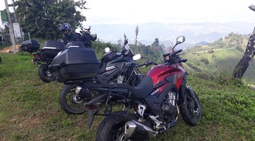 Deux motos sur une colline