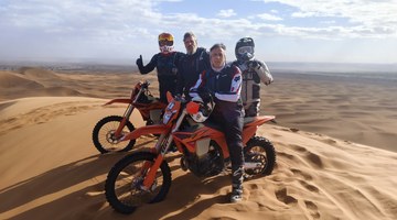 Motos tout-terrain dans les dunes