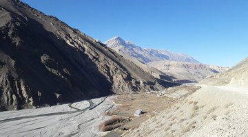 Route de haute vallée sous un ciel clair