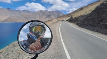 Route de col au bord d'un lac