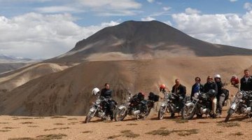 Groupe de motards dans un paysage d'Inde